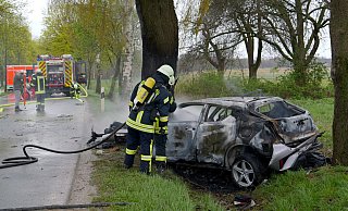 Die beiden Insassen des Toyatas können nur noch tot geborgen werden. - Ralph Meyer Die beiden Insassen des Toyatas können nur noch tot geborgen werden. - Ralph Meyer