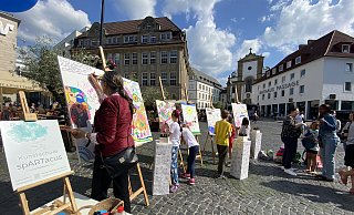 Bei der Kunstschule Spartacus können Ideen und Gedanken zum Grundgesetz malerisch zum Ausdruck gebracht werden. - Marc Schröder Bei der Kunstschule Spartacus können Ideen und Gedanken zum Grundgesetz malerisch zum Ausdruck gebracht werden. - Marc Schröder
