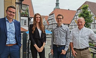 Übergang: Bürgermeister Andreas Sunder (v.l.), Lisa Jephcote, der neue Geschäftsführer von Gartenschaupark und Stadtmarketing Johannes Wiethoff und sein Vorgänger Peter Milsch. - Stadt Rietberg Übergang: Bürgermeister Andreas Sunder (v.l.), Lisa Jephcote, der neue Geschäftsführer von Gartenschaupark und Stadtmarketing Johannes Wiethoff und sein Vorgänger Peter Milsch. - Stadt Rietberg