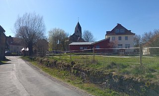 Auf der Wiese hinter der Bruchsteinmauer zwischen Kindergarten und Feuerwehrgerätehaus soll bald der neue Dorfplatz in Reelsen entstehen. - Stadt Bad Driburg Auf der Wiese hinter der Bruchsteinmauer zwischen Kindergarten und Feuerwehrgerätehaus soll bald der neue Dorfplatz in Reelsen entstehen. - Stadt Bad Driburg