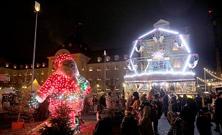 Der leuchtende Weihnachtsmann und das nostalgische Riesenrad sind Blickfang auf dem Platz. - Frank-Michael Kiel-Steinkamp Der leuchtende Weihnachtsmann und das nostalgische Riesenrad sind Blickfang auf dem Platz. - Frank-Michael Kiel-Steinkamp