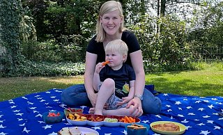 Für Lisanne Berger und ihren Sohn Aaron sind Mahlzeiten, wie hier beim Picknick, mit viel Organisation verbunden. Aaron leidet an Diabetes Typ 1. - Lisanne Berger Für Lisanne Berger und ihren Sohn Aaron sind Mahlzeiten, wie hier beim Picknick, mit viel Organisation verbunden. Aaron leidet an Diabetes Typ 1. - Lisanne Berger