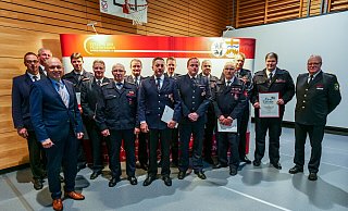 Vorsitzender Elmar Keuter (r.) und Landrat Christoph Rüther (3. v. l.) gratulieren den geehrten Feuerwehrleuten. - VdF/Ralph Meyer Vorsitzender Elmar Keuter (r.) und Landrat Christoph Rüther (3. v. l.) gratulieren den geehrten Feuerwehrleuten. - VdF/Ralph Meyer