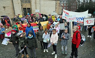 An die 300 Kinder und Erwachsene demonstrierten am Donnerstagnachmittag zwischen Münsterkirche und Rathaus für die bessere finanzielle Ausstattung des Offenen Ganztags an Herforder Grundschulen. - Frank-Michael Kiel-Steinkamp An die 300 Kinder und Erwachsene demonstrierten am Donnerstagnachmittag zwischen Münsterkirche und Rathaus für die bessere finanzielle Ausstattung des Offenen Ganztags an Herforder Grundschulen. - Frank-Michael Kiel-Steinkamp