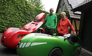 Fritz Horsthemke (62) – hier mit Brigitte Stammschröer, mit der er zum Nordkap radelte – und die Velomobile. - Dieter Scholz/Archiv Fritz Horsthemke (62) – hier mit Brigitte Stammschröer, mit der er zum Nordkap radelte – und die Velomobile. - Dieter Scholz/Archiv