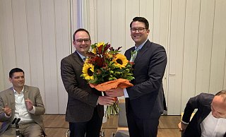 Einen großen Blumenstrauß erhielt der Kandidat für den Bundestag, Joachim Ebmeyer (l.) - und von Tim Ostermann die Zusage, ihn auch noch mit Laufschuhen für seinen Haustür-Wahlkampf auszustatten. - Corina Lass Einen großen Blumenstrauß erhielt der Kandidat für den Bundestag, Joachim Ebmeyer (l.) - und von Tim Ostermann die Zusage, ihn auch noch mit Laufschuhen für seinen Haustür-Wahlkampf auszustatten. - Corina Lass