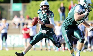 Bulldogs Quarterback Niklas Gorny (links) hat in Bielefeld verlängert. So wird er auch in der kommenden Regionalligasaison wieder geeignete Anspielstationen für seine Pässe suchen. Foto: Oliver Krato - Oliver Krato Bulldogs Quarterback Niklas Gorny (links) hat in Bielefeld verlängert. So wird er auch in der kommenden Regionalligasaison wieder geeignete Anspielstationen für seine Pässe suchen. Foto: Oliver Krato - Oliver Krato