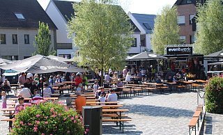 Im vergangenen Jahr war der Bad Lippspringer Marktplatz beim Streetfood-Festival gut besucht. In Zukunft wünschen sich die Bürger mehr Veranstaltungen und Events auf dem zentralen Platz. - Moritz Jülich Im vergangenen Jahr war der Bad Lippspringer Marktplatz beim Streetfood-Festival gut besucht. In Zukunft wünschen sich die Bürger mehr Veranstaltungen und Events auf dem zentralen Platz. - Moritz Jülich