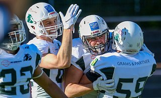 Großer Jubel über den Auswärtssieg in Münster bei Quarterback Niklas Gorny (2.v. l.) und den Bulldogs. - Andreas Zobe Großer Jubel über den Auswärtssieg in Münster bei Quarterback Niklas Gorny (2.v. l.) und den Bulldogs. - Andreas Zobe