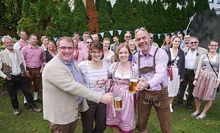 Erik Ernst lud am Stadtfest-Sonntag Freunde und Mitglieder der Klumpsackkompanie zum bayrischen Frühschoppen in seinen Garten ein. Die 60 Gäste kamen zünftig gekleidet in Dirndl oder Lederhose. - Hans-Hermann Igges Erik Ernst lud am Stadtfest-Sonntag Freunde und Mitglieder der Klumpsackkompanie zum bayrischen Frühschoppen in seinen Garten ein. Die 60 Gäste kamen zünftig gekleidet in Dirndl oder Lederhose. - Hans-Hermann Igges