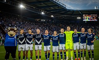 Die Profis von Arminia Bielefeld lassen sich nach dem 2:0-Heimsieg über Hannover 96 vom eigenen Anhang feiern. - Sarah Jonek Fotografie Die Profis von Arminia Bielefeld lassen sich nach dem 2:0-Heimsieg über Hannover 96 vom eigenen Anhang feiern. - Sarah Jonek Fotografie