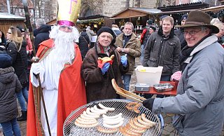 Auch der Nikolaus findet es auf dem Neustadt-Weihnachtsmarkt urgemütlich. - Burkhard Battran Auch der Nikolaus findet es auf dem Neustadt-Weihnachtsmarkt urgemütlich. - Burkhard Battran