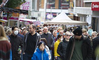 Der Zwiebelmarkt war besonders am verkaufsoffenen Sonntag sehr gut besucht. - Joel Beinke Der Zwiebelmarkt war besonders am verkaufsoffenen Sonntag sehr gut besucht. - Joel Beinke