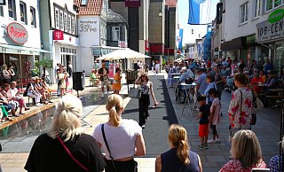 Schon beim ersten Durchlauf der Modenschau war der Wappenplatz am Samstag gut gefüllt. Zwischen 150 und 200 Gäste waren nach Einschätzung der Veranstalter vor Ort. - Ilka Gülker Schon beim ersten Durchlauf der Modenschau war der Wappenplatz am Samstag gut gefüllt. Zwischen 150 und 200 Gäste waren nach Einschätzung der Veranstalter vor Ort. - Ilka Gülker