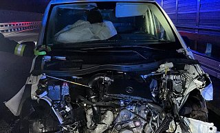 Der Fahrer des Kleintransporters wurde bei dem Unfall auf der A33 schwer verletzt. - Feuerwehr Borchen Der Fahrer des Kleintransporters wurde bei dem Unfall auf der A33 schwer verletzt. - Feuerwehr Borchen
