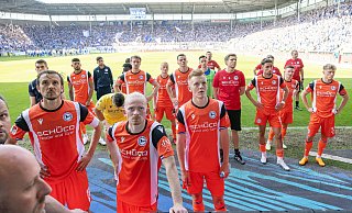 Die Profis von Arminia Bielefeld müssen nach dem desaströsen Auftritt gegen Magdeburg vor dem Gästeblock Rede und Antwort stehen. - Oliver Krato Die Profis von Arminia Bielefeld müssen nach dem desaströsen Auftritt gegen Magdeburg vor dem Gästeblock Rede und Antwort stehen. - Oliver Krato