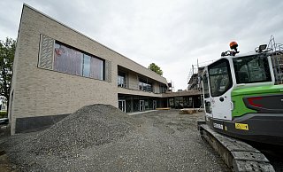 Der Rohbau der Schule steht, jetzt geht es mit dem Innenausbau der mit beigefarbenen Backsteinen verklinkerten Gebäude mit großen Fensterfronten und den Außenanlagen weiter. - Peter Unger Der Rohbau der Schule steht, jetzt geht es mit dem Innenausbau der mit beigefarbenen Backsteinen verklinkerten Gebäude mit großen Fensterfronten und den Außenanlagen weiter. - Peter Unger