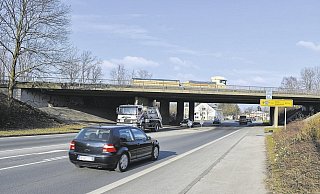 Die hier auf einem Archivbild zu sehende Brücke über die Borchener Straße muss ersetzt werden. - Svenja Ludwig Die hier auf einem Archivbild zu sehende Brücke über die Borchener Straße muss ersetzt werden. - Svenja Ludwig