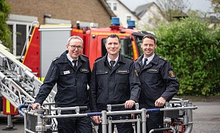 Das Führungstrio der Bielefelder Feuerwehr: Carsten Kroll (l.) und Maximilian Rempe (r.) rahmen den neuen Amtsleiter Gordon Majewski ein. - Felix Brenneke Das Führungstrio der Bielefelder Feuerwehr: Carsten Kroll (l.) und Maximilian Rempe (r.) rahmen den neuen Amtsleiter Gordon Majewski ein. - Felix Brenneke