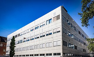 Der unschöne Kasten an der Friedrich-Ebert-Straße wirkt seit Jahren verlassen. Rechts schließt sich das H1-Hochhaus am Kesselbrink an, dahinter liegt der Neumarkt. - Mike-Dennis Müller / www.mdm.photo Der unschöne Kasten an der Friedrich-Ebert-Straße wirkt seit Jahren verlassen. Rechts schließt sich das H1-Hochhaus am Kesselbrink an, dahinter liegt der Neumarkt. - Mike-Dennis Müller / www.mdm.photo