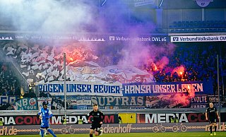 Fans von Hansa Rostock zündeten in der Paderborner Arena Pyrotechnik und verwüsteten das Stadion. Es gab mehrere Verletzte. - BESIM MAZHIQI Fans von Hansa Rostock zündeten in der Paderborner Arena Pyrotechnik und verwüsteten das Stadion. Es gab mehrere Verletzte. - BESIM MAZHIQI