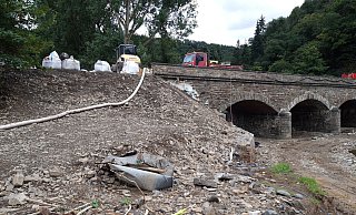 Mit einer Schlauchleitung über die teilzerstörte Brücke wird das Abwasser zur Kläranlage gefördert. - THW Mit einer Schlauchleitung über die teilzerstörte Brücke wird das Abwasser zur Kläranlage gefördert. - THW