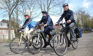 Elmar Holstiege (von links), Annette Lüer von der Stadt Bünde und Rolf Overlack vom Allgemeinen Deutschen Fahrrad-Club Bünde sind gemeinsam mit dem Rad unterwegs. - Florian Weyand Elmar Holstiege (von links), Annette Lüer von der Stadt Bünde und Rolf Overlack vom Allgemeinen Deutschen Fahrrad-Club Bünde sind gemeinsam mit dem Rad unterwegs. - Florian Weyand