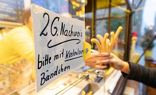 "2G-Nachweis - bitte mit kostenlosem Bändchen" - solche Schilder werden ab Montag auch die Bad Oeynhausener auf dem Weihnachtsmarkt erwarten. - Friso Gentsch "2G-Nachweis - bitte mit kostenlosem Bändchen" - solche Schilder werden ab Montag auch die Bad Oeynhausener auf dem Weihnachtsmarkt erwarten. - Friso Gentsch