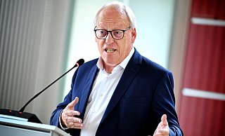Bielefelds Oberbürgermeister Pit Clausen verurteilt die Tat von Solingen beim Sommerempfang im Rathaus. - BARBARA FRANKE Bielefelds Oberbürgermeister Pit Clausen verurteilt die Tat von Solingen beim Sommerempfang im Rathaus. - BARBARA FRANKE