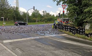 Ein Lkw hat etwa 200 Kisten Bier verloren. Die Feuerwehr Paderborn war mit den Aufräumarbeiten vor Ort beschäftigt. - Feuerwehr Paderborn Ein Lkw hat etwa 200 Kisten Bier verloren. Die Feuerwehr Paderborn war mit den Aufräumarbeiten vor Ort beschäftigt. - Feuerwehr Paderborn
