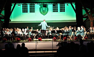 Das Stadt- und Jugendorchester Warburger unter der Leitung von Olaf Krane bei Weihnachtskonzert in der Stadthalle. - Simone Flörke Das Stadt- und Jugendorchester Warburger unter der Leitung von Olaf Krane bei Weihnachtskonzert in der Stadthalle. - Simone Flörke