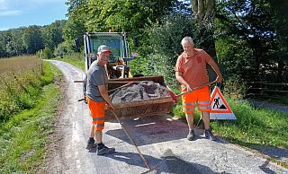 Mitarbeiter des Kreisbauhofs haben mit den Ausbesserungsarbeiten am Almeradweg begonnen. - Johannes Büttner Mitarbeiter des Kreisbauhofs haben mit den Ausbesserungsarbeiten am Almeradweg begonnen. - Johannes Büttner