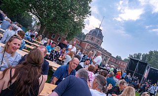Verhaltener Konsum: Im Biergarten der Parklichter stehen kaum Getränke auf den Tischen, viele verbringen die Pause ohne Bier oder Pommes. - Thorsten Ulonska Verhaltener Konsum: Im Biergarten der Parklichter stehen kaum Getränke auf den Tischen, viele verbringen die Pause ohne Bier oder Pommes. - Thorsten Ulonska