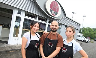 Die langjährige Inhaberin Lily Nguyen (r.) hat den Imbiss "Lily Wok-it" im Dörenpark in Paderborn an ihre Nachfolgerin Nirmala Ghising übergeben. Zum neuen Team gehört auch Ramesh Karki. - Rajkumar Mukherjee Die langjährige Inhaberin Lily Nguyen (r.) hat den Imbiss "Lily Wok-it" im Dörenpark in Paderborn an ihre Nachfolgerin Nirmala Ghising übergeben. Zum neuen Team gehört auch Ramesh Karki. - Rajkumar Mukherjee