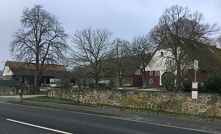 Die komplette Hofstelle bis auf ein neu errichtetes Gebäude soll abgerissen werden, wenn das Briefverteilzentrum erweitert. - Corina Lass Die komplette Hofstelle bis auf ein neu errichtetes Gebäude soll abgerissen werden, wenn das Briefverteilzentrum erweitert. - Corina Lass