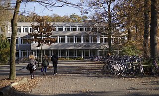 Eine Reihe vom Abiturienten muss nunmehr am Freitag in der Schule anrücken, weil die schriftlichen Prüfungen in NRW wegen einer Panne verschoben wurden. Archivfoto: Söderblom-Gymnasium - Ulrich Helmich Eine Reihe vom Abiturienten muss nunmehr am Freitag in der Schule anrücken, weil die schriftlichen Prüfungen in NRW wegen einer Panne verschoben wurden. Archivfoto: Söderblom-Gymnasium - Ulrich Helmich