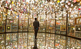 Die Ausstellung "Willkommen im Labyrinth" (2018) bleibt auch wegen Song Dongs Soiegelzelt in Erinnerung, das zum willkommenen Ruhepol in der Ausstellung wurde - Ralf Bittner Die Ausstellung "Willkommen im Labyrinth" (2018) bleibt auch wegen Song Dongs Soiegelzelt in Erinnerung, das zum willkommenen Ruhepol in der Ausstellung wurde - Ralf Bittner