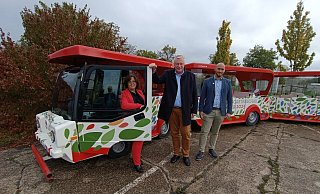 Die Gartenschau-Geschäftsführer Claudia Koch (v.l.) und Jan Sommer sowie Höxters Bürgermeister Daniel Hartmann mit der noch namenlosen Bimmelbahn, die in Kürze getauft werden soll. - LGS 2023 Höxter/Manuela Puls Die Gartenschau-Geschäftsführer Claudia Koch (v.l.) und Jan Sommer sowie Höxters Bürgermeister Daniel Hartmann mit der noch namenlosen Bimmelbahn, die in Kürze getauft werden soll. - LGS 2023 Höxter/Manuela Puls