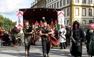 Musik, Kulinarisches, Kultur und mehr gibt es vor der historischen Bürener Kulisse zu erleben. - Stadt Büren Musik, Kulinarisches, Kultur und mehr gibt es vor der historischen Bürener Kulisse zu erleben. - Stadt Büren