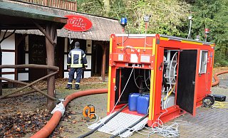 Mit einer fast zwei Kiloemter langen Schlauchleitung wird Wasser aus dem Moorsee geführt. Auch hochleistungsstarke Pumpen sind an der "Moor Ranch" aufgebaut. - Mareike Patock Mit einer fast zwei Kiloemter langen Schlauchleitung wird Wasser aus dem Moorsee geführt. Auch hochleistungsstarke Pumpen sind an der "Moor Ranch" aufgebaut. - Mareike Patock