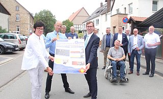 Organisatorin Sabine Laudage (v. l.) , Künstlerischer Leiter Peter Ernst und Bürgermeister Tobias Scherf sowie Sponsoren und Beiratsmitglieder präsentieren die neue Meisterkonzert-Saison. - Burkhard Battran Organisatorin Sabine Laudage (v. l.) , Künstlerischer Leiter Peter Ernst und Bürgermeister Tobias Scherf sowie Sponsoren und Beiratsmitglieder präsentieren die neue Meisterkonzert-Saison. - Burkhard Battran