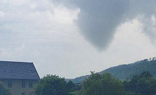 Tornado bei Höxter: Der sichtbare Teil des Rüssels hat noch nicht den Boden erreicht. Das Zerstörungspotenzial ist trotzdem enorm. - Thomas Kube Tornado bei Höxter: Der sichtbare Teil des Rüssels hat noch nicht den Boden erreicht. Das Zerstörungspotenzial ist trotzdem enorm. - Thomas Kube