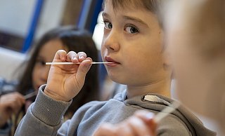 Echte Lollis sind doch leckerer, scheint dieser noch etwas skeptisch dreinschauende Junge beim gleichnamigen Test zu denken. Ob zukünftig im Morgenkreis in den rund 200 Bielefelder Kitas wirklich alle 13.000 Kinder regelmäßig mitmachen, bleibt abzuwarten. - Peter Kneffel Echte Lollis sind doch leckerer, scheint dieser noch etwas skeptisch dreinschauende Junge beim gleichnamigen Test zu denken. Ob zukünftig im Morgenkreis in den rund 200 Bielefelder Kitas wirklich alle 13.000 Kinder regelmäßig mitmachen, bleibt abzuwarten. - Peter Kneffel