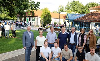 Die Eröffnung des Schöninger Dorfplatzes feiern (hinten v.l.) Bürgermeister Werner Peitz, Christiane Rolf, Friedhelm Börger, Franz-Josef Ramsel und Leo Brink vom Arbeitskreis, die Landschaftsarchitektinnen Andrea Kulik und Doris Fecke, (vorne v.l.) Julian Schulte und Marcus Horenkamp vom Arbeitskreis sowie die Garten- und Landschaftsbauer Alexander Schulze-Dasbeck, Gino Osmers und Martin Keller. - Regina Brucksch Die Eröffnung des Schöninger Dorfplatzes feiern (hinten v.l.) Bürgermeister Werner Peitz, Christiane Rolf, Friedhelm Börger, Franz-Josef Ramsel und Leo Brink vom Arbeitskreis, die Landschaftsarchitektinnen Andrea Kulik und Doris Fecke, (vorne v.l.) Julian Schulte und Marcus Horenkamp vom Arbeitskreis sowie die Garten- und Landschaftsbauer Alexander Schulze-Dasbeck, Gino Osmers und Martin Keller. - Regina Brucksch