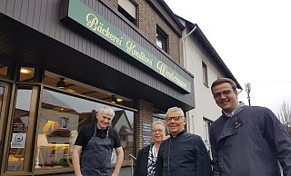 Der Ort bleibt, die Optik wird sich verändern: Willi (v.l.), Martina und Johannes Westermann stehen mit Benedikt Goeken vor der Benhauser Traditionsbäckerei. - Birger Berbüsse Der Ort bleibt, die Optik wird sich verändern: Willi (v.l.), Martina und Johannes Westermann stehen mit Benedikt Goeken vor der Benhauser Traditionsbäckerei. - Birger Berbüsse