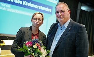 Blumen für die Vorsitzende: Sitzungsleiter und Ratsfraktionschef Ralf Nettelstroth gratuliert der CDU-Kreisvorsitzenden Chrsitiana Bauer zur Wiederwahl. - Barbara Franke Blumen für die Vorsitzende: Sitzungsleiter und Ratsfraktionschef Ralf Nettelstroth gratuliert der CDU-Kreisvorsitzenden Chrsitiana Bauer zur Wiederwahl. - Barbara Franke