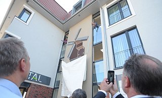 Im September 2018 wurde das Ärztehaus in Rahden eingeweiht. Zum Abschluss des offiziellen Teils wurde das Logo enthüllt. Das zeigt die einst in diesem Bereich stehende Mühle, die dem Neubau den Namen gab. Den besonderen Moment hielten auch Gäste per Smartphone fest. - Joern Spreen-Ledebur Im September 2018 wurde das Ärztehaus in Rahden eingeweiht. Zum Abschluss des offiziellen Teils wurde das Logo enthüllt. Das zeigt die einst in diesem Bereich stehende Mühle, die dem Neubau den Namen gab. Den besonderen Moment hielten auch Gäste per Smartphone fest. - Joern Spreen-Ledebur