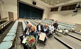 Platz genommen auf der neuen Tribüne haben (v. l.) Bürgermeister Werner Peitz, Stadthallen-Geschäftsführerin Anja Bauer, Aufsichtsratschef Josef Westerhorstmann sowie vom Stadthallenbauverein Wigbert Rath, Stefan Jüde und Michael Magh. - Jens Reddeker Platz genommen auf der neuen Tribüne haben (v. l.) Bürgermeister Werner Peitz, Stadthallen-Geschäftsführerin Anja Bauer, Aufsichtsratschef Josef Westerhorstmann sowie vom Stadthallenbauverein Wigbert Rath, Stefan Jüde und Michael Magh. - Jens Reddeker