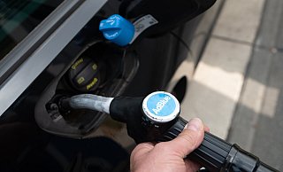 Bitte hier einfüllen: Der Kraftstoffzusatz AdBlue ist derzeit knapp - das bekommen auch Speditionen zu spüren. - picture alliance / SvenSimon Bitte hier einfüllen: Der Kraftstoffzusatz AdBlue ist derzeit knapp - das bekommen auch Speditionen zu spüren. - picture alliance / SvenSimon
