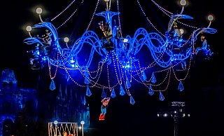 Bei der Show Cristal Palace turnen Akrobatikkünstler an einem riesigen Kronleuchter. Dazu gibt es Live-Musik zu der das Publikum am Boden mittanzen kann. - Foto: Patrick Desbois/Repro (bat) Bei der Show Cristal Palace turnen Akrobatikkünstler an einem riesigen Kronleuchter. Dazu gibt es Live-Musik zu der das Publikum am Boden mittanzen kann. - Foto: Patrick Desbois/Repro (bat)